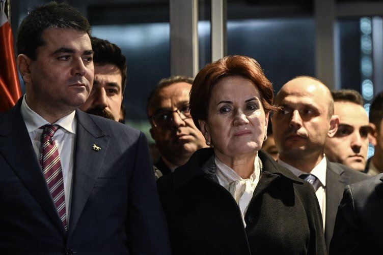 YÜZ İFADESİ ÖYLEYDİ ÇÜNKÜ PERDENİN ARKASI KARIŞIK.. ‘AKŞENER ZORLANDI’