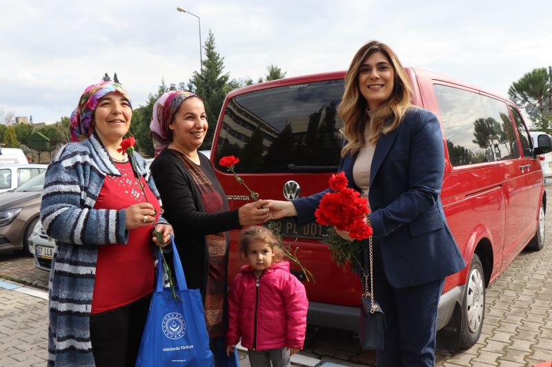 Belediye Başkan Vekili Esin Ülkü Beyazıt depremzede kadınlarla kucaklaştı