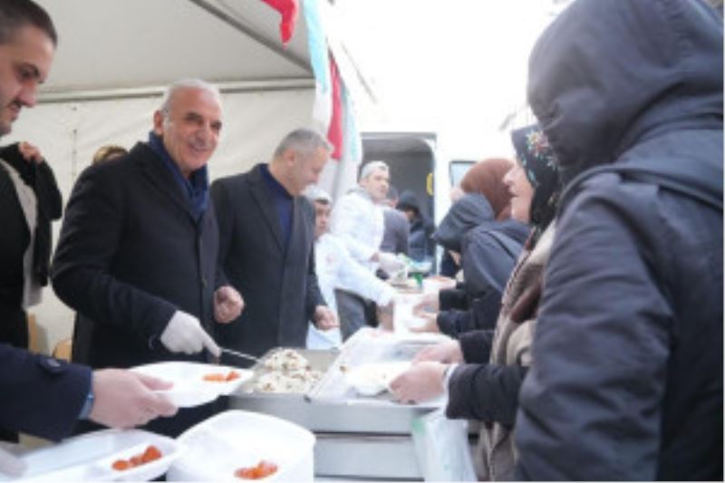 ÜMRANİYE BELEDİYESİ’NDEN 2 NOKTADA İFTAR YEMEĞİ DAĞITIMI