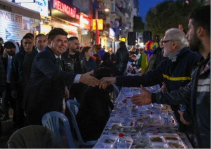 Buca’da kentin kalbinde iftar sofraları kuruldu