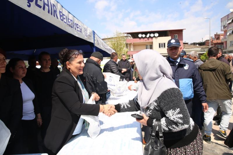 BAŞKAN ÇERÇİOĞLU YENİPAZAR’DA YEREL FİDE DAĞITIMI YAPTI