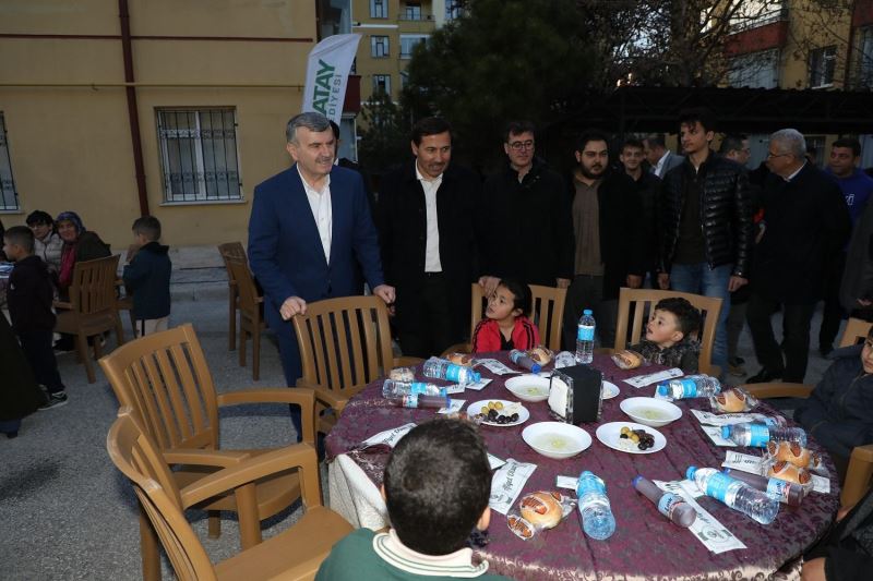 BAŞKAN HASAN KILCA VE AK PARTİ KONYA MİLLETVEKİLİ TAHİR AKYÜREK İFTARINI ŞEFKAT EVLERİ’NDE AÇTI