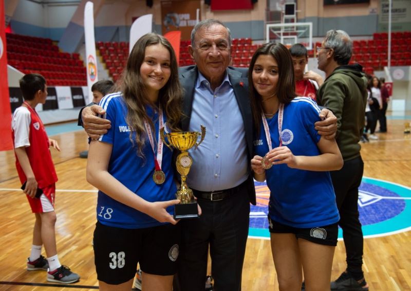 Seyhan Belediyespor voleybolda sezona damga vurdu