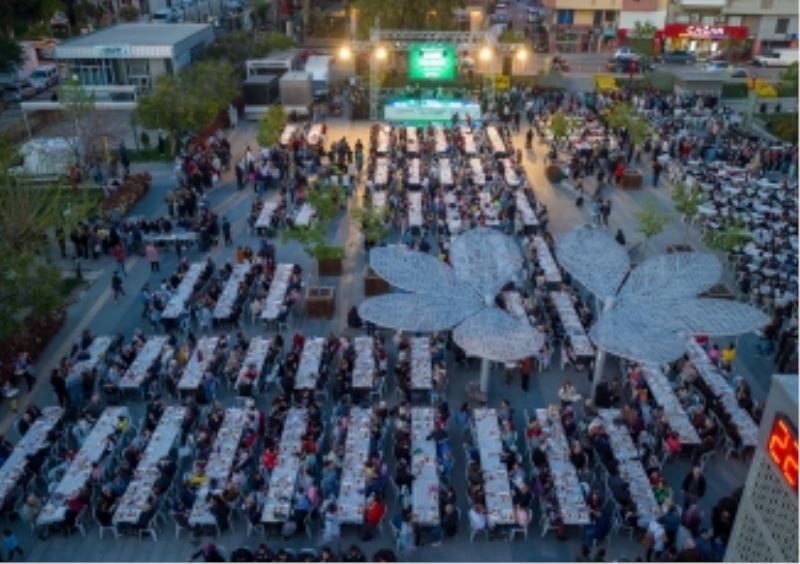 Buca’da Kadir Gecesi’nde binlerce kişi aynı sofrada