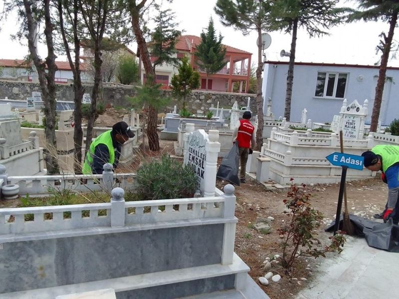 İlçemiz Mezarlıklarında Bayram Temizliği