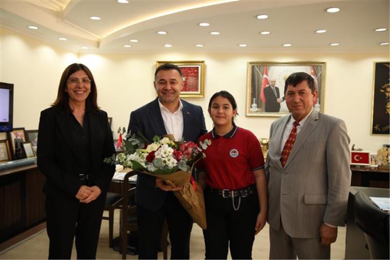 BAŞKAN YÜCEL KOLTUĞUNU 4. SINIF ÖĞRENCİSİ BUĞLEM’E DEVRETTİ