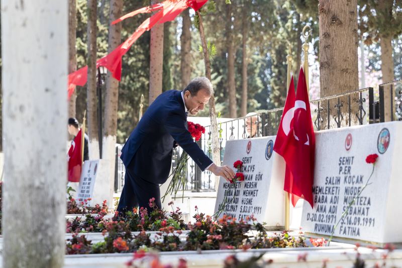 Başkan Seçer, Ramazan Bayramı Arifesinde Şehitliği Ziyaret Etti