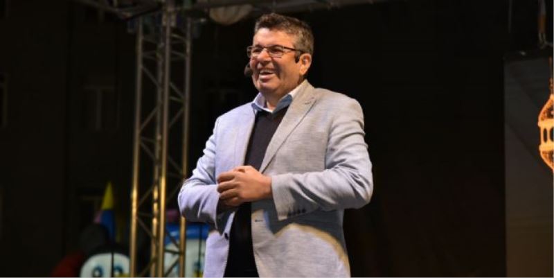 ÜNLÜ YAZAR ALİŞAN KAPAKLIKAYA GÖNÜLLERE DOKUNDU