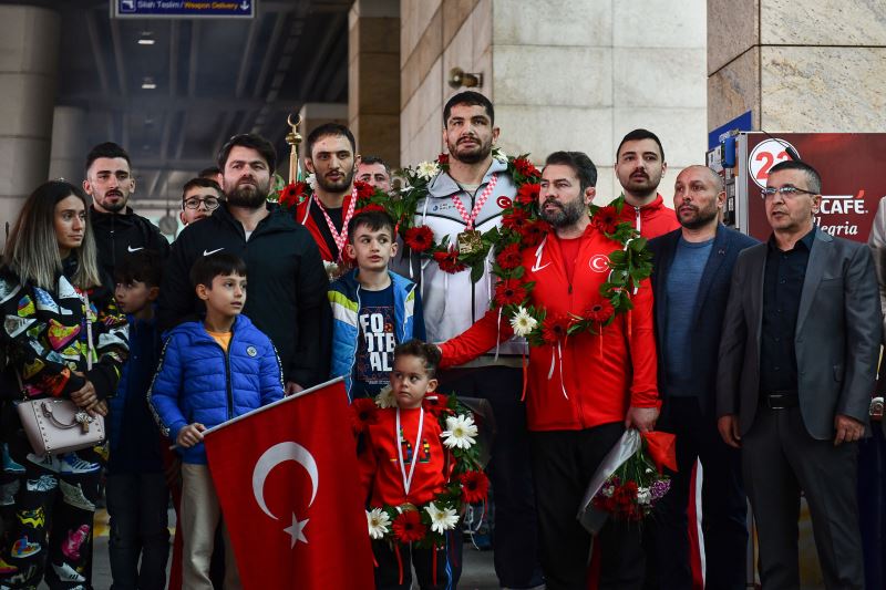 BAŞKENTLİLER ASKİ SPORLU MİLLİ GÜREŞÇİLERİ HAVALİMANINDA KARŞILADI