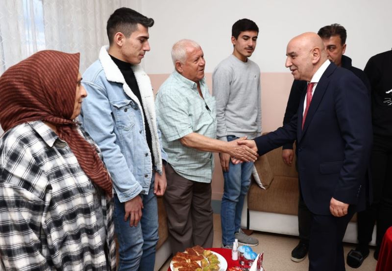 Başkan Altınok depremzedelerle bayramlaştı