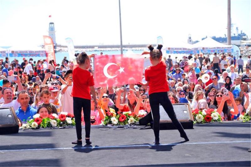 ALANYALI ÇOCUKLAR 23 NİSAN’DA EĞLENCEYE DOYDU ÇOCUKLAR ÖNCE COLOR FEST’DE ARDINDAN UÇURTMA ŞENLİĞİNDE EĞLENDİ