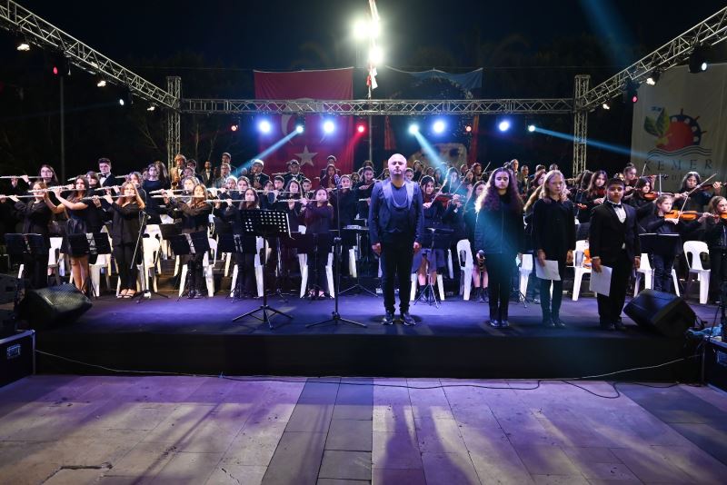 Gençlik Orkestrası gönülleri fethetti