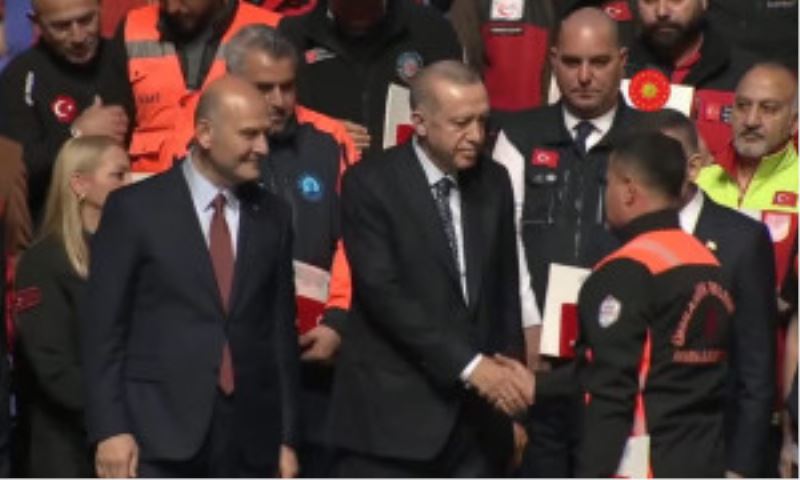 ÜMRANİYE BELEDİYESİ SİVİL SAVUNMA ARAMA KURTARMA EKİBİ’NE DEVLET ÜSTÜN FEDAKÂRLIK MADALYASI