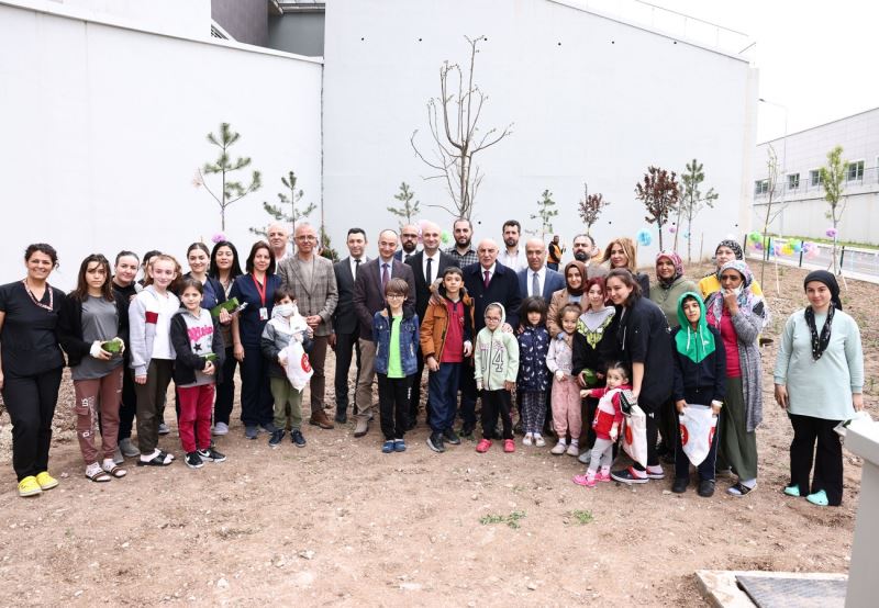 Etlik Şehir Hastanesinde fidanlar toprakla buluşturuldu