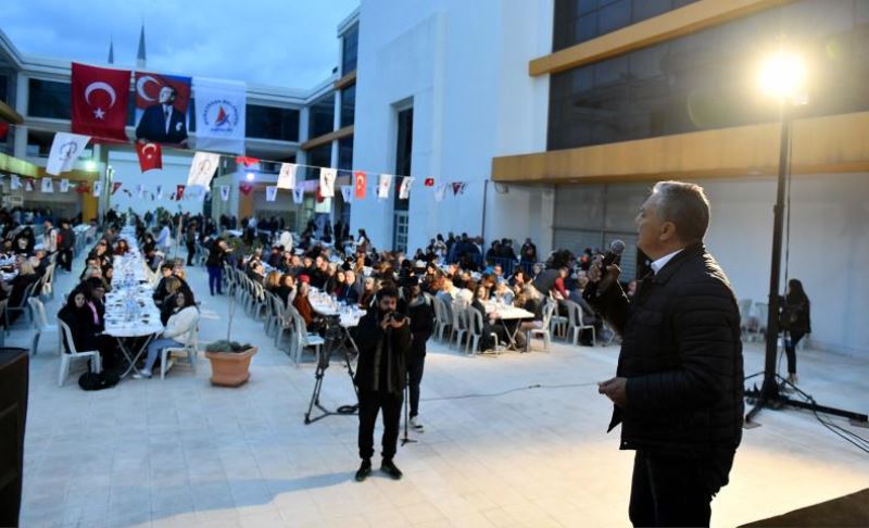 Başkan Uysal, ‘Bir elimiz deprem bölgesinde’
