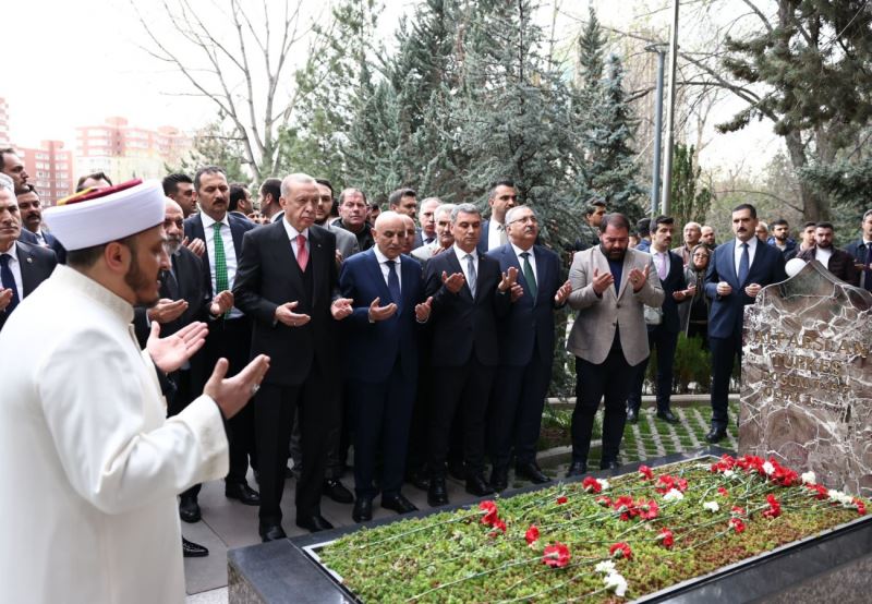 Merhum Alparslan Türkeş mezarı başında anıldı