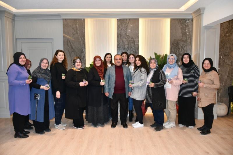 Başkan Şahin, Kadın Personelinin “Kadınlar Gününü” Çiçekle Kutladı
