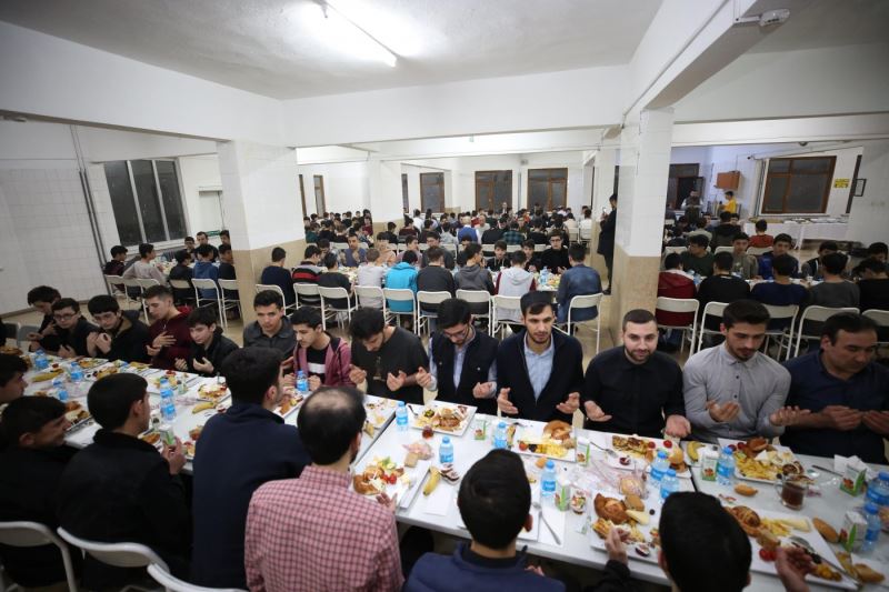BAŞKAN KAVUŞ İFTAR VE SAHURDA GENÇLERLE BULUŞTU