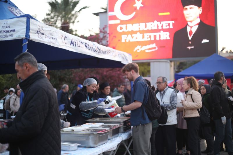 BÜYÜKŞEHİR’İN İFTAR SOFRALARI BİNLERCE AYDINLIYI BULUŞTURMAYA DEVAM EDİYOR