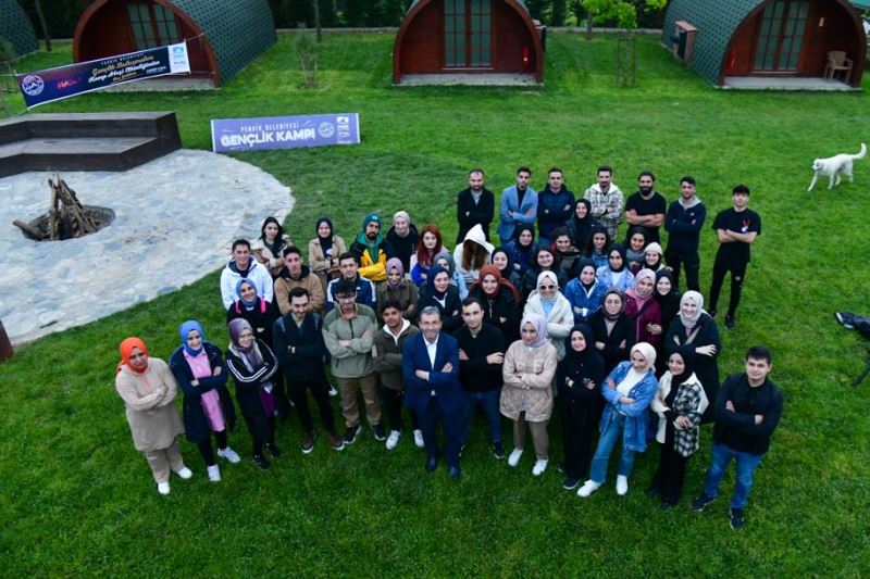 Pendik’li gençler kamp ateşi etrafında buluşuyor