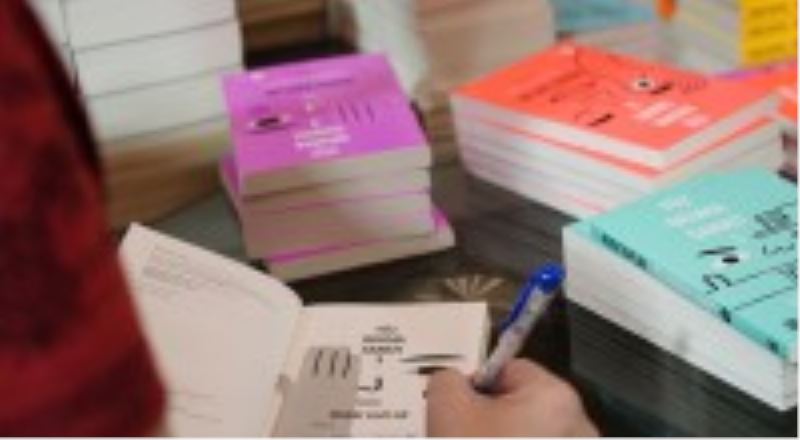 Yazar Murat Kaplan, 5. Kepez Kitap Fuarı’nda okurlarıyla buluştu