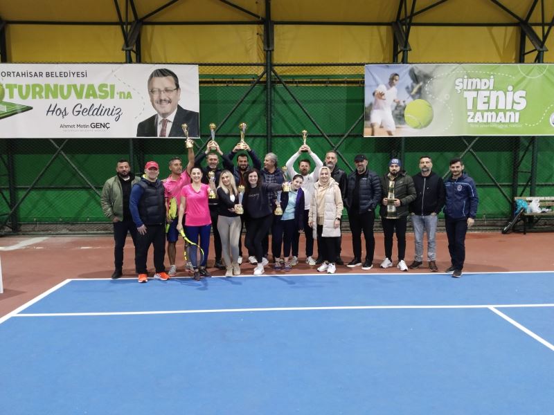 Karışık Çiftler Veteran Tenis Turnuvası’nda şampiyonlar ödüllerini aldı