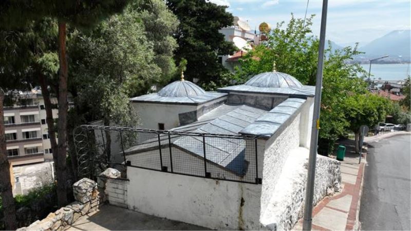 ALANYA KALESİ’NİN ÖNEMLİ TARİHİ DEĞERLERİNDEN SİTTİ ZEYNEB TÜRBESİ’NİN ÇATISI ONARILDI