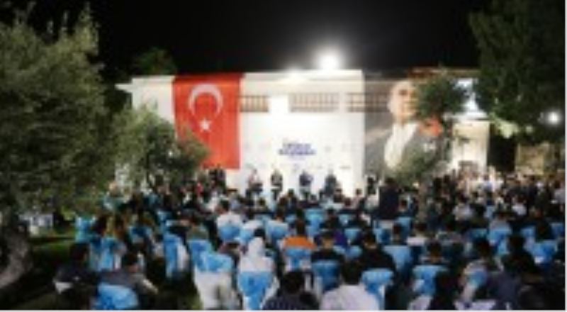 Bakan Çavuşoğlu, Antalya’da gençlerle buluştu