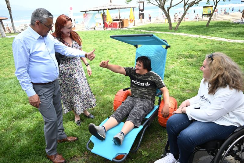 Başkan Topaloğlu’ndan engelli bireylere engelli deniz şezlongu