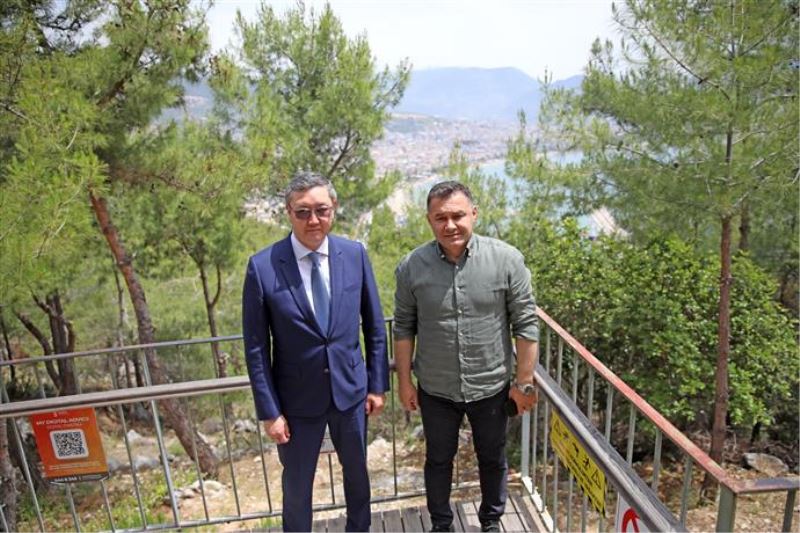 BAŞKAN YÜCEL KAZAKİSTAN BAŞKONSOLOSU KANAFEYEV’İ AĞIRLADI