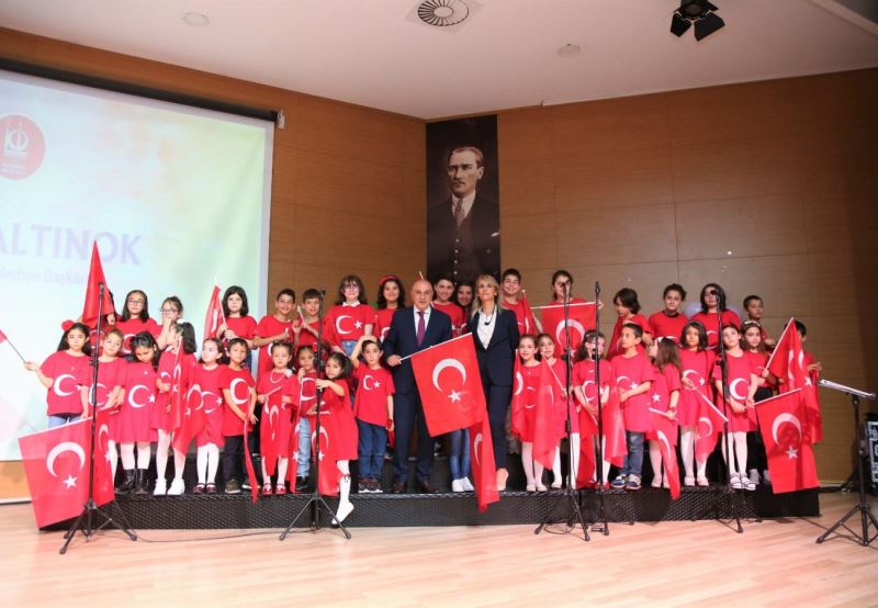 Minik yüreklerden solo ve koro performansı