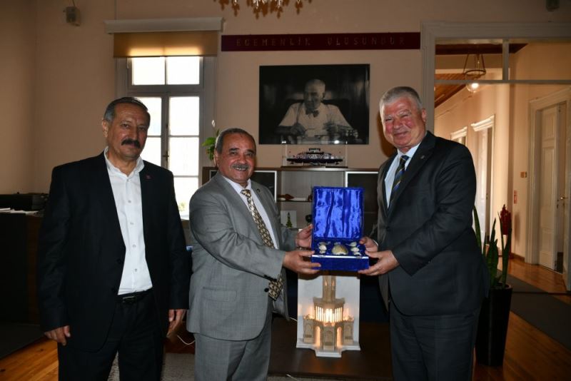 Başkan Şahin, İzmir Büyükşehir Belediyesinin Koridorlarını Mermer Saat Kulesi Süsleyecek