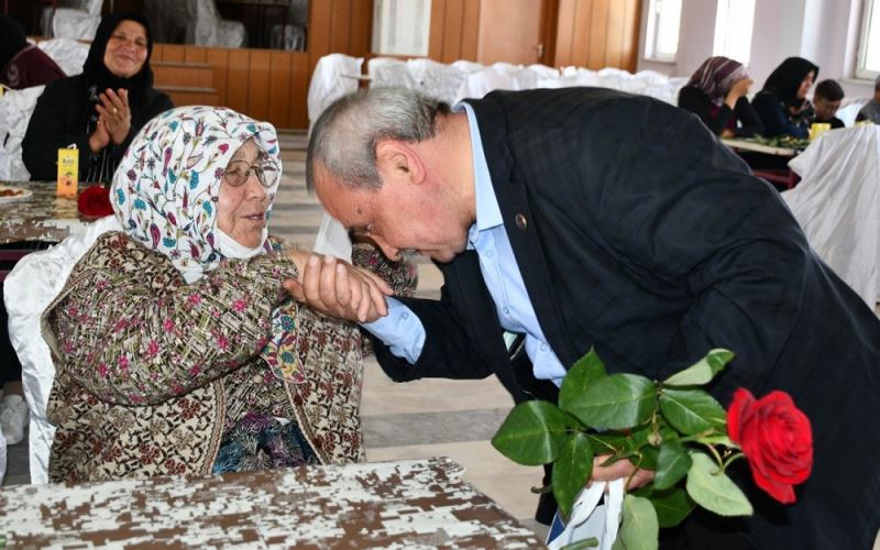Başkan Şahin, “Sevgisiyle Dünyamızı Güzelleştiren Tüm Annelerimizin Anneler Günü Kutlu Olsun”