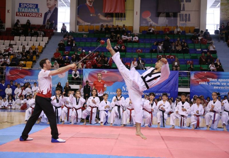 19 Mayıs müzikli sportif gösterilerle kutlandı