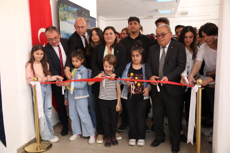BAŞKAN ÇERÇİOĞLU ‘ATATÜRK VE GENÇLİK’ TEMALI YARIŞMANIN SERGİSİNİN AÇILIŞINI YAPTI