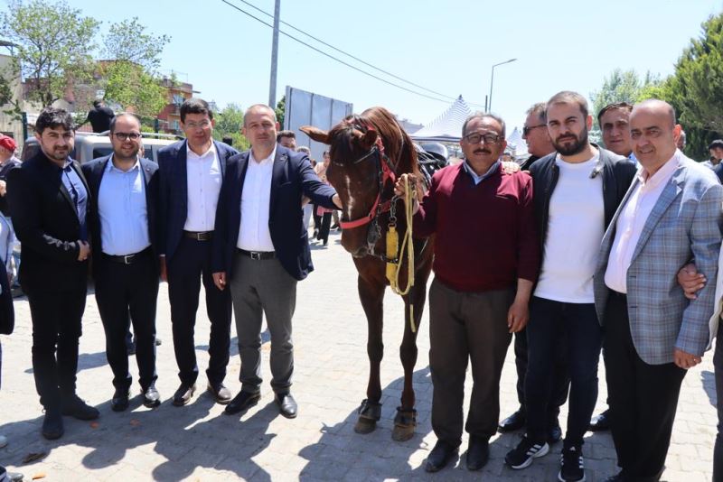 Nazilli’de rahvan at yarışı geleneği bozulmadı     NEFES KESEN MÜCADELELERİ BİNLERCE KİŞİ İZLEDİ