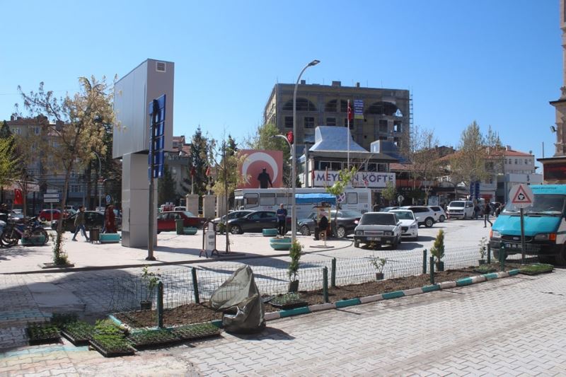 Emirdağ Belediyesi İlçeyi Kendi Ürettiği Bitkilerle Güzelleştiriyor