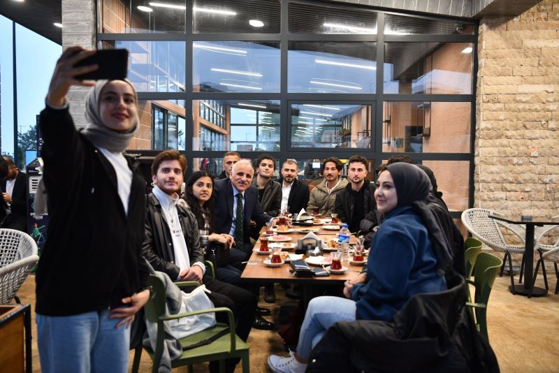 BAŞKAN ZORLUOĞLU GANİTA’DA GENÇLERLE TRABZON’U KONUŞTU