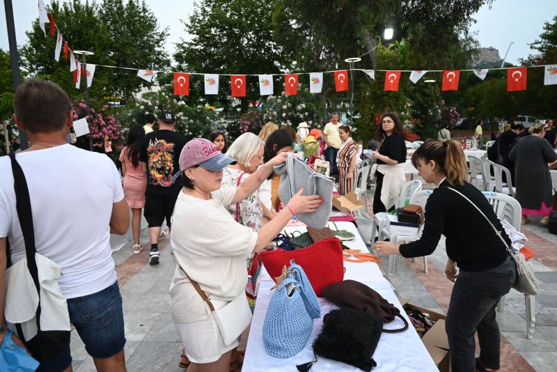 Kemer’de üreten ev hanımları kermesi yapıldı