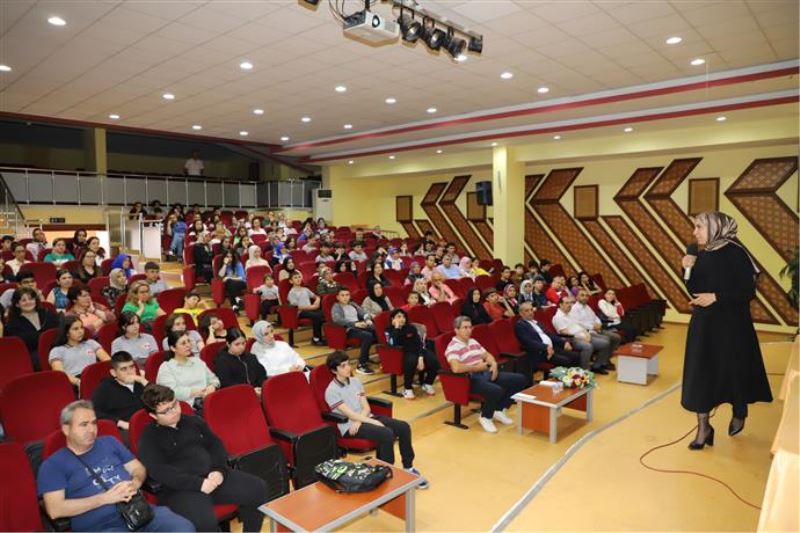 ALANYA BELEDİYE PSİKOLOĞU ESRA YEMEZ ÖĞRENCİ VE VELİLERE SINAV KAYGISI İLE BAŞ ETME YÖNTEMLERİNİ ANLATTI