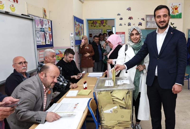Bağcılar Belediye Başkanı Abdullah Özdemir, eşiyle birlikte oy kullandı