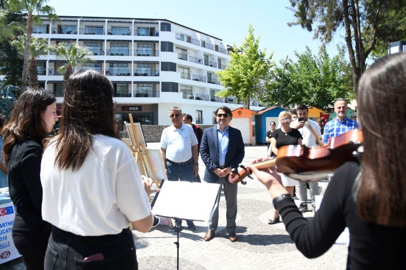 Başkan Topaloğlu resim sergisine katıldı