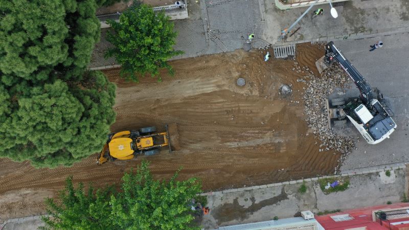 AYDIN BÜYÜKŞEHİR BELEDİYESİ EFELER ŞERBETCİ CADDESİ’NDE SICAK ASFALT ÇALIŞMALARINA BAŞLADI