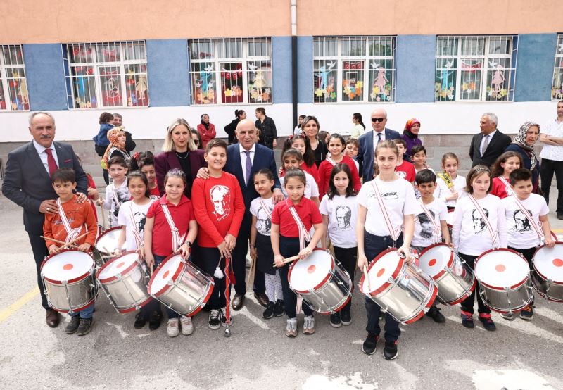 Geleceğin müzisyenleri için Kalaba İlkokuluna enstrüman desteği
