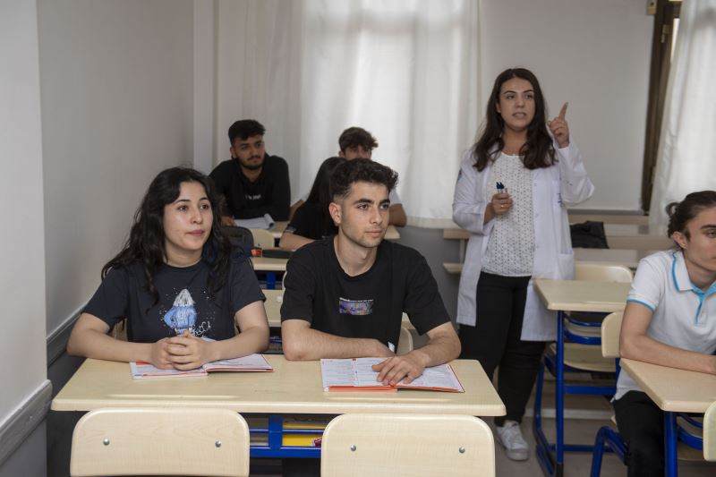Büyükşehir’in Yurdu ve Kurs Merkezi Depremzede Miray Ve Mert’in Umutlarını Yeşertti