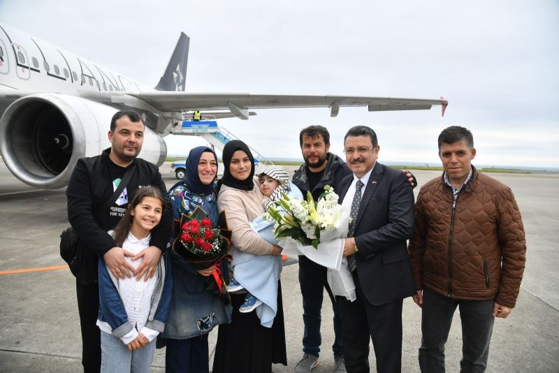 Egemen Bebek, havalimanında çiçeklerle karşılandı
