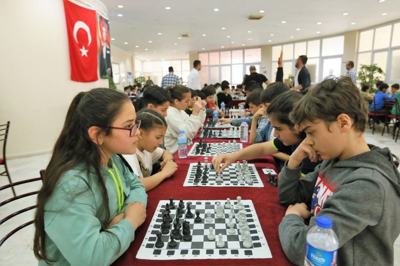 Aydın Büyükşehir Belediyesi’nin satranç turnuvasına yoğun ilgi