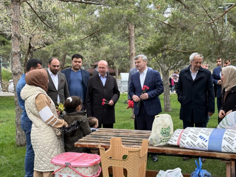 BAŞKAN PEKYATIRMACI MİLLETVEKİLİ ADAYLARI İLE MESİRE ALANLARINDA VATANDAŞLARLA BULUŞTU