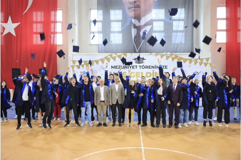 Başkan Dursun, Liseli Gençlerin Mezuniyet Mutluluğuna Ortak Oluyor