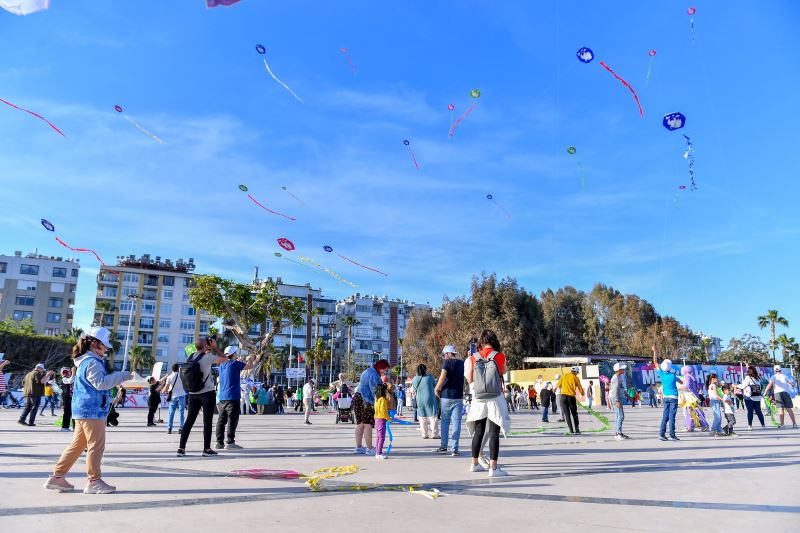 Büyükşehir’in ‘Engelleri Uçuruyoruz Şenliği’ İle Gökyüzü Rengarenk Oldu
